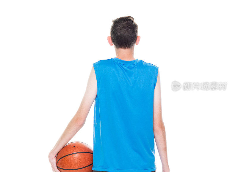 后视图/一个人/一个人/完整的长度/一个十几岁的男孩只有12-13岁英俊的人白人男性/年轻男子篮球运动员/男孩/十几岁的男孩站在白人背景和拿着篮球